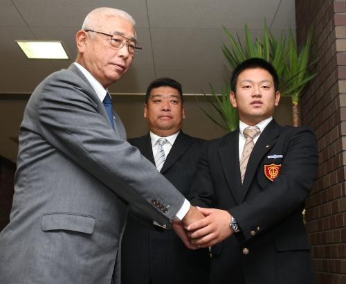 大阪桐蔭・森（右）は西武・鈴木球団本部長（左）と握手を交わす。中央は西谷監督