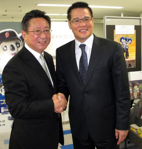 所属していた中日球団を訪れ、西山代表（左）と握手をする台湾プロ野球リーグ主席顧問・郭源治氏