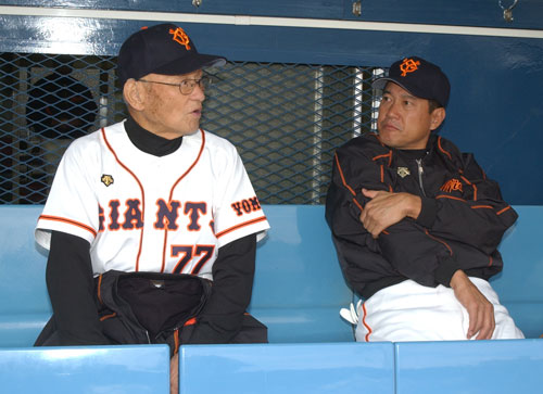 ０５年の巨人・阪神ＯＢ戦の試合前に談笑する川上さん（左）と原監督