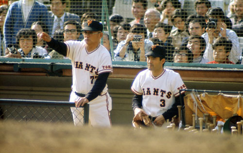 １９７４年１０月１４日、巨人・長嶋茂雄（右）の現役最後の試合で指揮を執る川上哲治氏