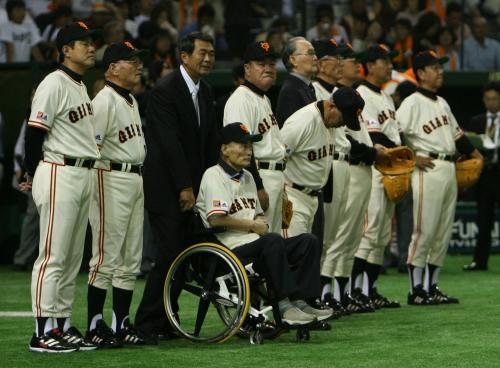 ２００７年６月８日、試合前のセレモニーで整列する川上氏（左から２人目）ら巨人Ｖ９戦士。左端は原監督