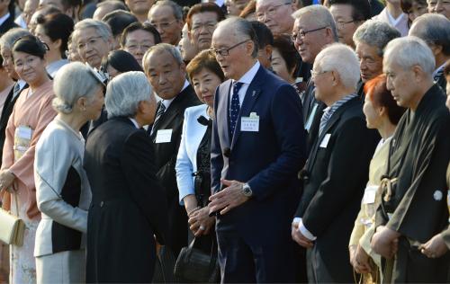 秋の園遊会でプロ野球巨人終身名誉監督の長嶋茂雄さん（右から４人目）と歓談される天皇、皇后両陛下