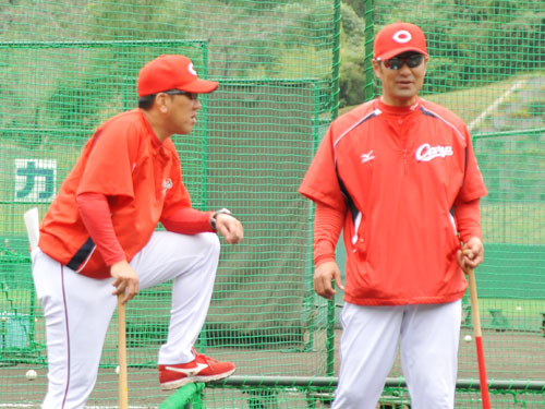 来季から野手総合コーチ・ベンチ担当として野村監督（左）の参謀役を務める緒方コーチ