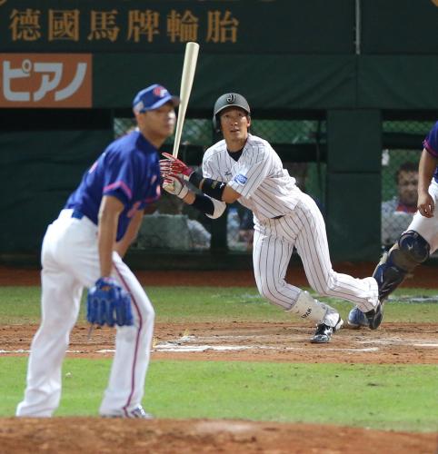 ＜日本・台湾＞２回１死一、三塁、適時三塁打を放つ梶谷