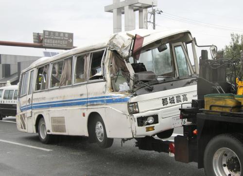 乗用車と衝突、横転した宮崎県立都城農業高校の野球部員らが乗っていた大型バス
