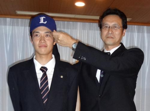 西武・入団を内諾したドラフト４位の日大藤沢・金子一輝（左）と、父で元男子バレーボールＮＥＣ監督の敏和さん