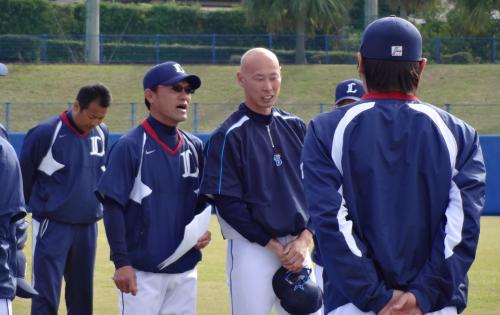 テスト参加した森本（左から３人目）は、帝京高の先輩でもある河田外野守備走塁コーチ（左）にうながされて円陣であいさつ