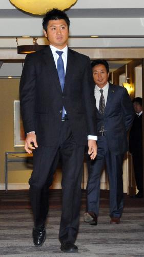 交渉を終え、ソフトバンクの小川編成育成部長（右）と会見場に向かう中田賢