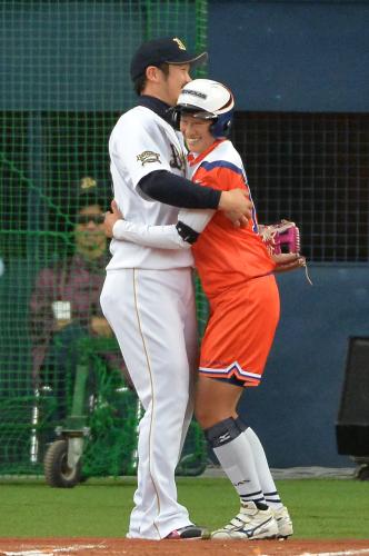ソフトボール対決で試合中、抱擁するＴ?岡田（左）と上野