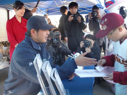 石巻での復興支援イベントに参加したマリナーズの岩隈はファンと握手