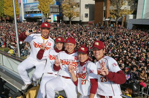 優勝パレードで笑顔を見せる（左から）嶋、岩崎、長谷部、岡島、聖沢
