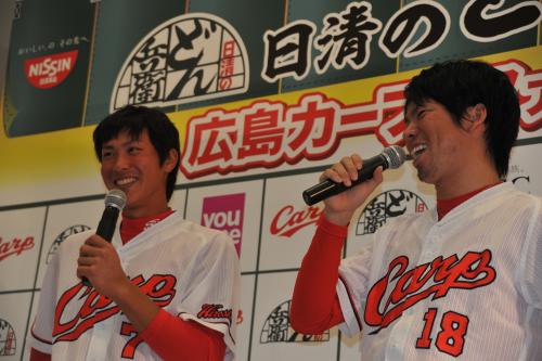 前田健（右）とトークショーに臨んだ広島・堂林は来季２０本塁打を狙うと宣言