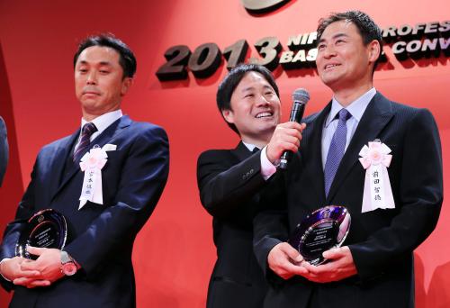 セ・リーグ特別功労賞に輝いた宮本（左）と前田智（右）はインタビューで笑顔を見せる