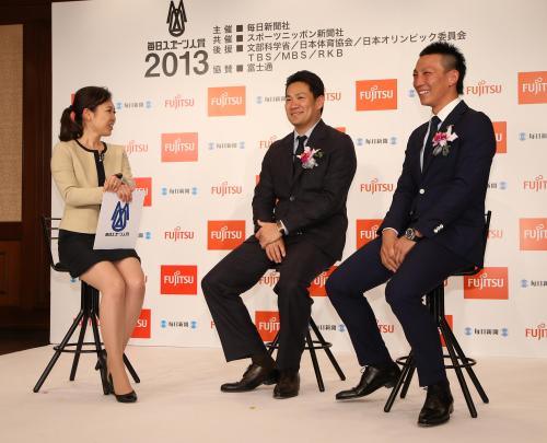 インタビューで笑顔を見せる田中（中央）と嶋（左はＴＢＳ・高畑百合子アナウンサー）