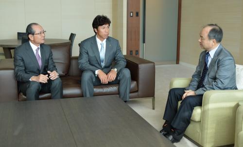 ソフトバンク本社で孫オーナー（右）にシーズン終了の報告をする（左から）ソフトバンク王会長、秋山監督