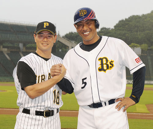 ０８年７月、引退する清原氏（右）の打撃投手を務めた桑田氏