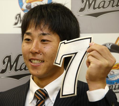 年俸の大幅アップに加え憧れの背番号「７」をゲットした鈴木は笑顔