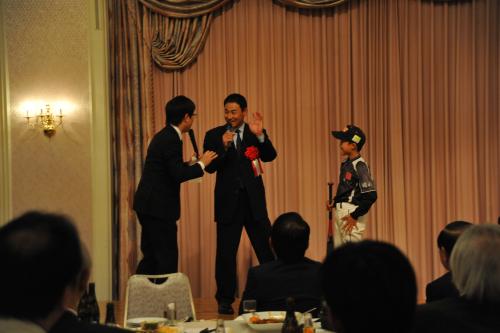 広島東洋カープファンの集いに参加し、壇上で野球少年を指導する前田氏