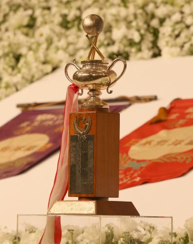 川上哲治氏の遺影の前には９連覇を達成したトロフィーが置かれていた