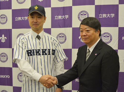 立大の前田野球部長（右）と握手をする溝口新監督