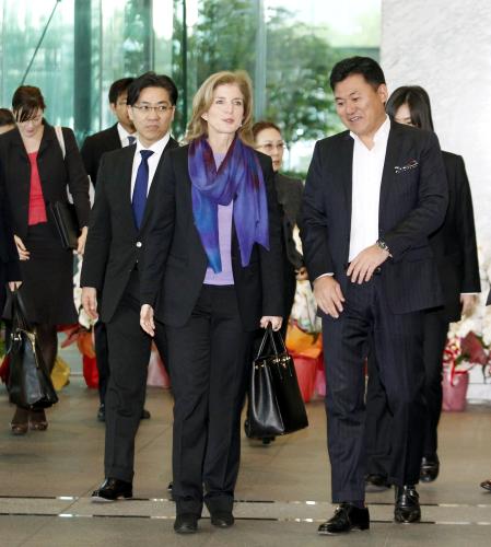 楽天本社を訪れ、三木谷社長（右）に迎えられるケネディ駐日米大使
