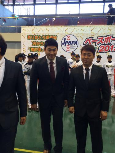ベースボールクリスマスｉｎ岩手に出席した韓国プロ野球選手会会長の徐在応（左）