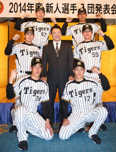 和田監督（中央）を中心にガッツポーズで活躍を誓う（手前右から時計回りで）岩貞、横田、梅野、岩崎、山本、陽川