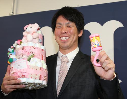 前田健はカメラマンから長女出産祝いのおむつケーキとおもちゃをもらい笑顔