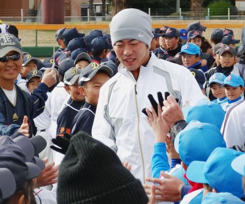 福島県南相馬市で野球教室を開催し、子どもたちと交流する米大リーグ、レッドソックスの上原浩治投手