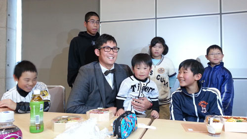 クリスマス会で、子どもたちとふれ合う岩田（左から３人目）