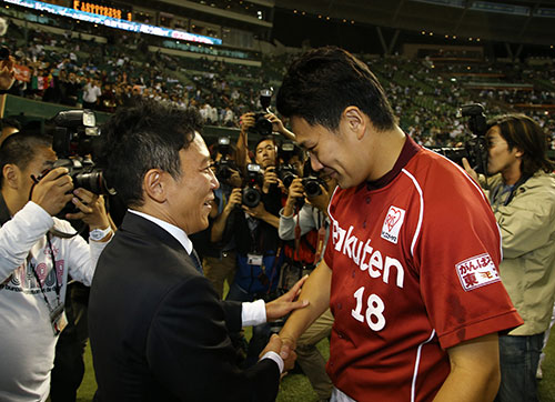 ９月２６日、リーグ優勝を決め立花球団社長と握手をかわす楽天・田中