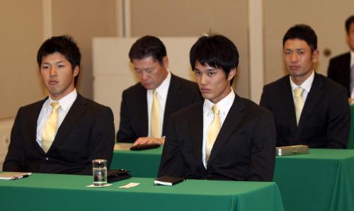 新人研修を受ける（左から）伊藤和、古屋２軍チーフ兼打撃コーチ、藤浪、小豆畑