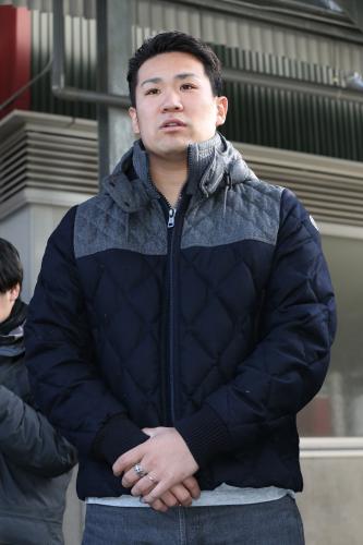 球団との会談で大リーグ移籍を容認され、報道陣の質問に答える楽天・田中