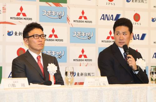 ＜日本プロスポーツ大賞＞受賞後の会見で楽天・立花社長（左）の横に座る田中