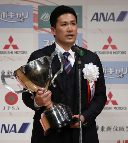 日本プロスポーツ大賞を受賞しスピーチする楽天・田中
