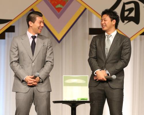 笑顔でトークショーを行う炭谷（左）と浅村