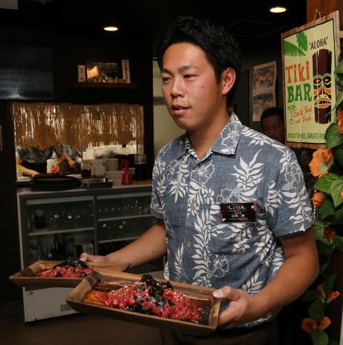 焼肉店の１日アルバイトに挑戦し、肉を運ぶ山本斉