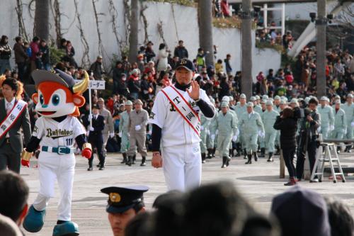 大阪市消防出初式に出席し、パレードに参加したＴ―岡田