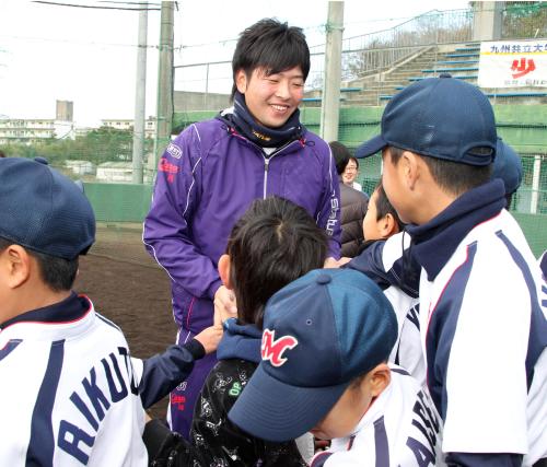 少年野球教室を終え子供たちと握手する大瀬良
