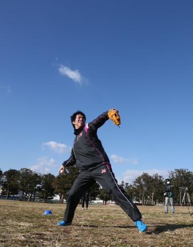青空の下、キャッチボールをする広島・前田健太