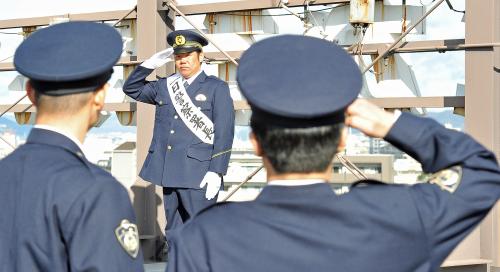 西淀川警察署の一日署長を務める藤井彰（中央）