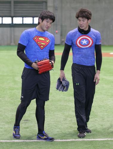 菅野（左）はスーパーマン、大田はキャプテンアメリカのウェアでキャッチボール