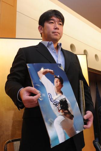 野球殿堂入りを果たした野茂氏は、ドジャーズ時代の写真を手に記念撮影に納まる