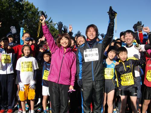 ロッテ・鈴木大地は「金メダルつながり」で高橋尚子さんと並んで千葉マリンマラソンのスターターを務めた