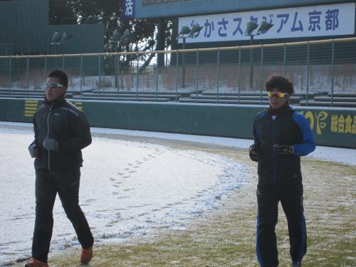 雪のグラウンドを走る楽天・藤田（左）と岡嶋