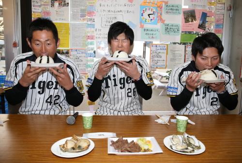 東北グルメを試食する（左から）阪神・吉見、歳内、北條