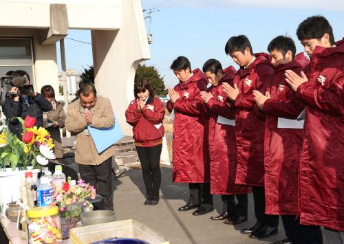 名取市の閖上中学校を訪れ、犠牲になった生徒の慰霊碑に手を合わせる（右から）古川、松井裕、浜矢、相沢、横山
