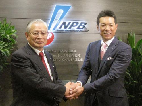 会談後、握手する野球日本代表の小久保監督（右）と熊崎勝彦コミッショナー