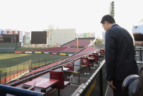 米大リーグのヤンキース入りが決まり、記者会見を終え球場に向かって一礼する楽天の田中将大投手