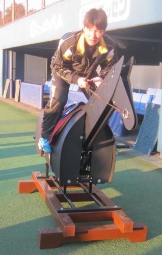 日本ハムのドラフト１位・渡辺は鎌ケ谷で「ＪＲＡ白井競馬学校」との交流会でトレーニング用の木馬にまたがる